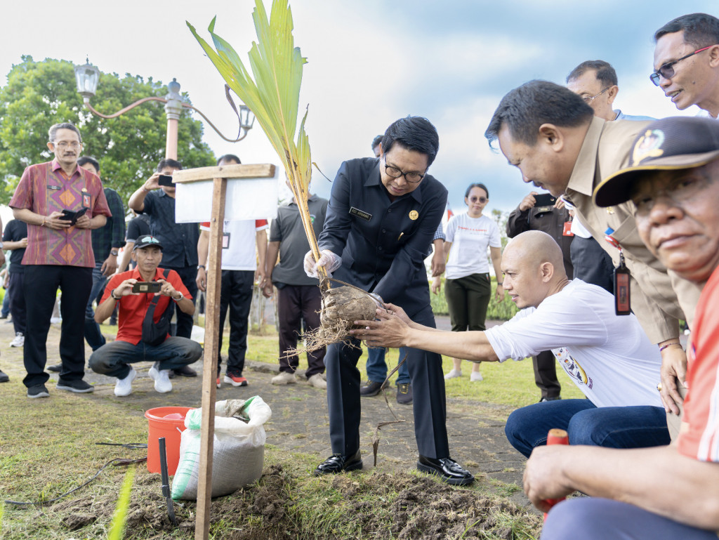 Sekda Adi Arnawa Tanam Pohon Kelapa Genjah di Puspem Badung